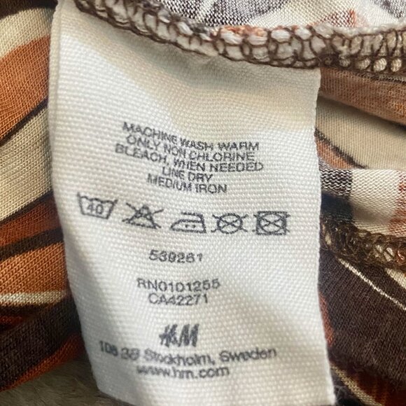 Vintage Retro-Print European V-Neck Cap-Sleeve Tee by H&M (Size XS) - Picture 15 of 16